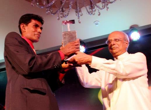 I S W Karunathilaka recieving the Ray Award 2012 from Prof Tissa Witharana